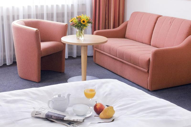 Tespo Hotel Und Sportpark Карст Екстериор снимка